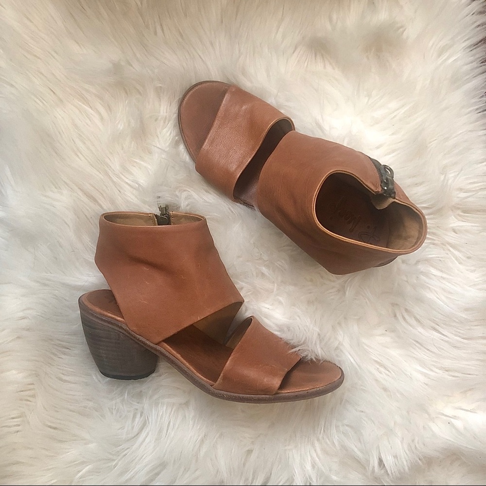 P. Monjo “Lima” Leather Sandals